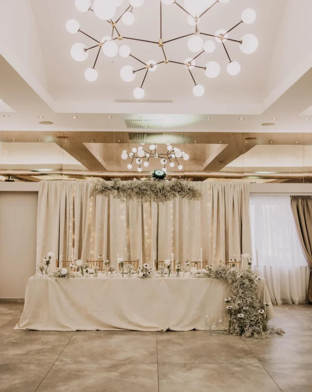 Baršunasta pozadina u svijetloj ivory ili tamnoj boji? 🤍🤎
Dvije estetski različite pozadine, ali isti prostor, ista razina elegancije.

Svijetla pozadina unosi mekoću i prozračnost, dok tamna donosi sofisticiranost i vizualnu dubinu.

U restoranu Sablić mladenački stol oblikujemo u skladu s atmosferom koju želite stvoriti. Slušamo vaše želje i organiziramo vjenčanje iz vaših snova.

#restoransablic #vjencanjahrvatska #vjencanjazagreb #organizacijavjencanja