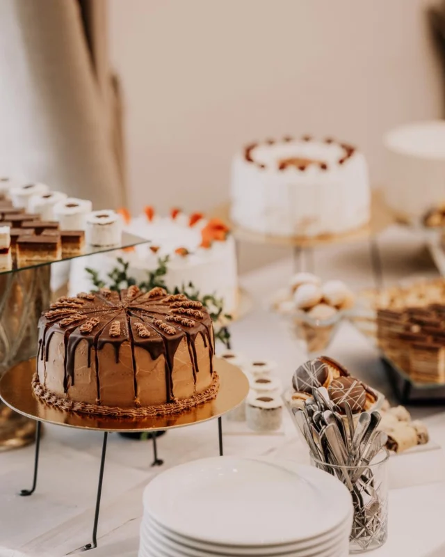 Slatki kutak iz snova pomno osmišljen da impresionira goste i savršeno se uklopi u viziju vašeg dana. 🧁

#restoransablic #slastice #slatkistol #vjencanjeizsnova #vjencanjahrvatska #zagrebiokolica