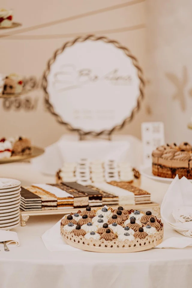Slatka mini remek-djela koja jednako dobro izgledaju i nestaju u trenu. 🍰🧁 

#restoransablic #torteikolači #svadbenetorte #vjencanjahrvatska
